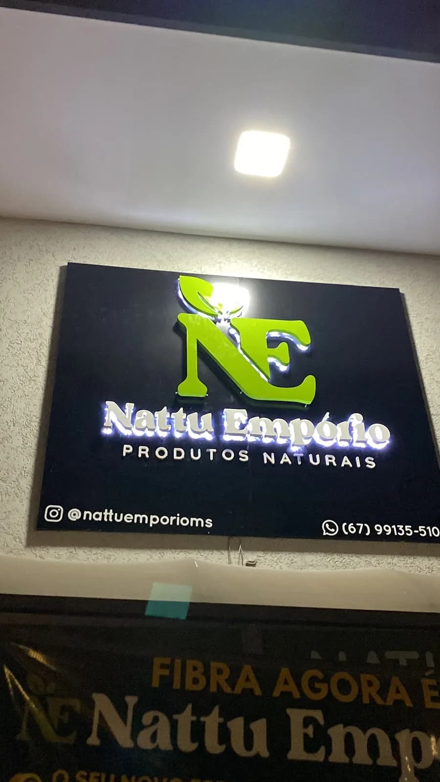 Letreiro luminoso do Nattu Empório